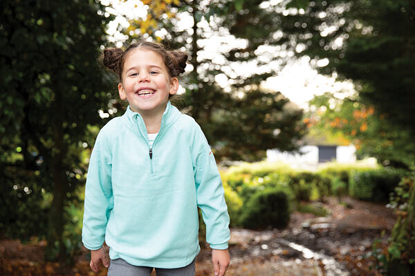 Holčička v tyrkysové mikině Trespass