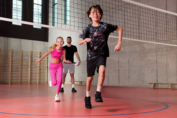 Děti běžící v telocvičně