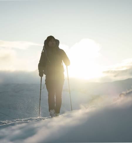 Skialpinista na zasněženém vrcholu