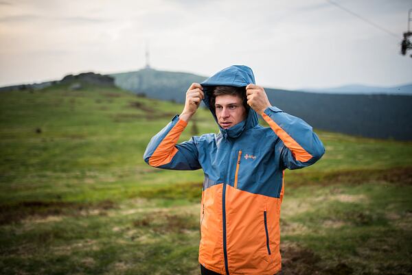 Muž v outdoorové bundě Kilpi v přírodě