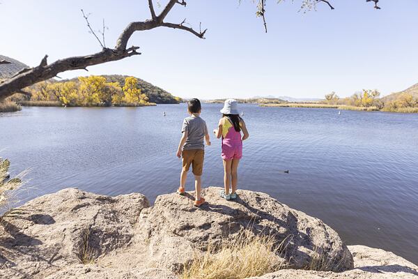 Děti s výhledem na jezero