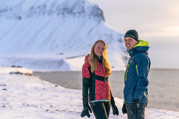 Muž a žena mají na sobě zimní doplňky