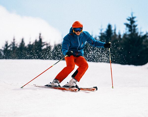 Lyžař na sjezdovce v oblečení Kilpi