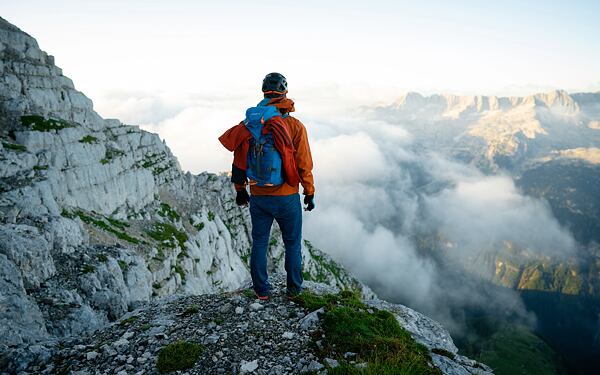 Postava s výhledem na hory s batohem Husky