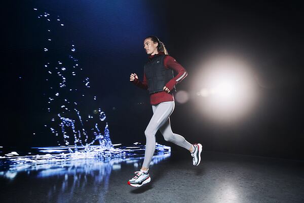 Žena při běhu v termoprádle Under Armour