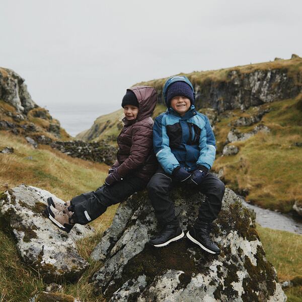 Rodič  si hraje s dítětem v botách ZigZag