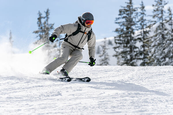 Lyžař v kalhotách bílých lyžařských Hannah