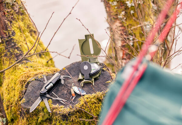 outdoorové doplňky: multifunkční nůž a kompas