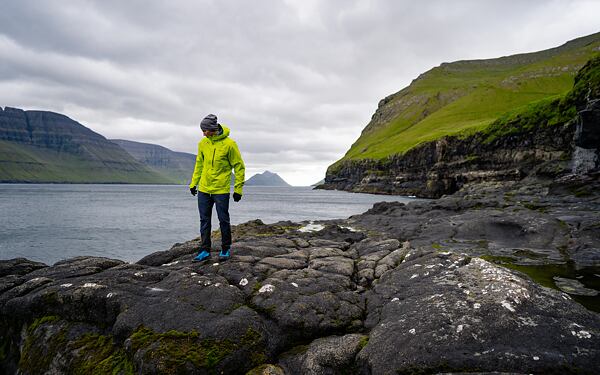 Muž v pánské hardshell bundě Husky