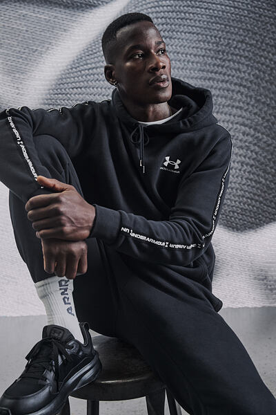 Muž v černé soupravě Under Armour