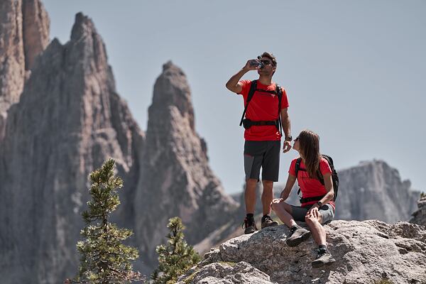 Pár na výletě ve skalách v funkčním oblečení