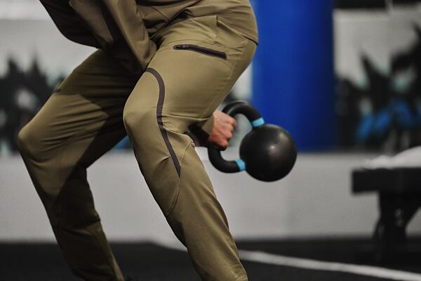 Muž cvičí s kettlebellem