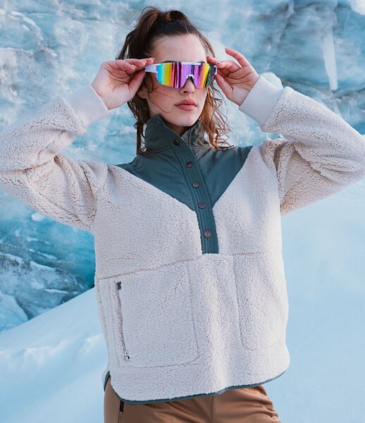 Žena v teplé mikině Protest