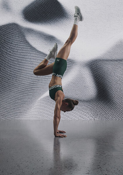 Žena se zeleným spodním prádlem Under Armour