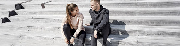 Pár ve sportovním oblečení