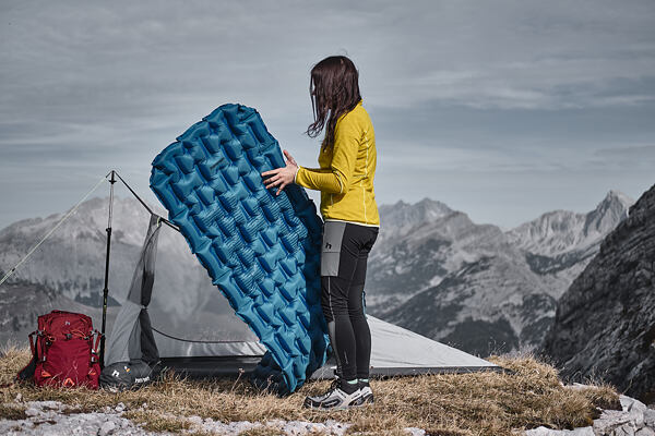 Nafukovací karimatka na kempování