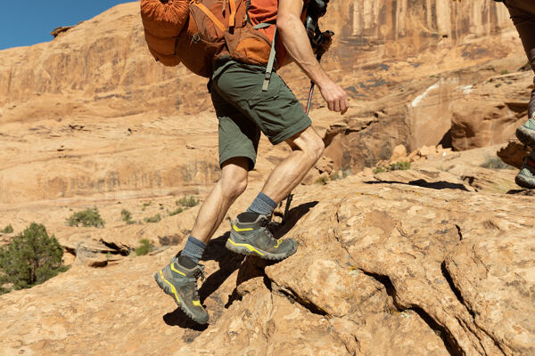 Muž na treku v botách Keen