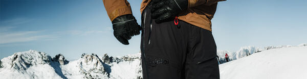 Lyžař zapíná lyžařské kalhoty Kilpi