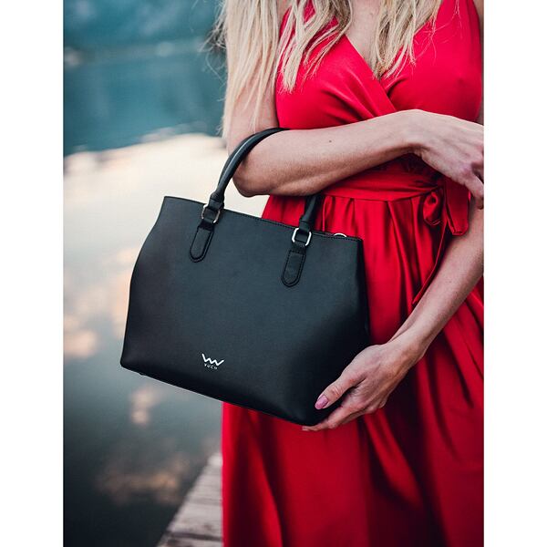 Žena s černou kabelkou Vuch