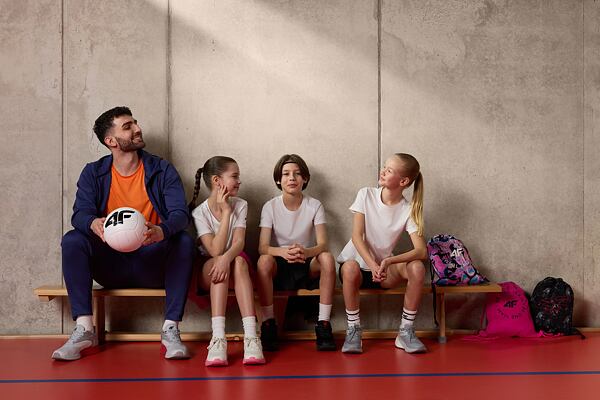 Děti v tělocvičně s míčem 4F