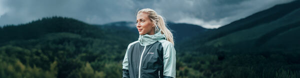 Žena ve sportovní podzimní bundě značky Kilpi