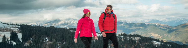 Muž a žena při zimní turistice