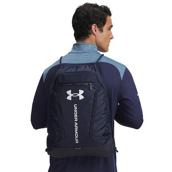 Muž s tmavě modrým batohem Under Armour