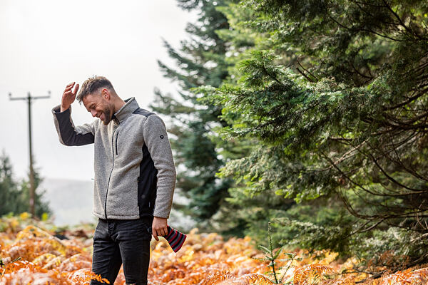 Muž v šedé pánské mikině