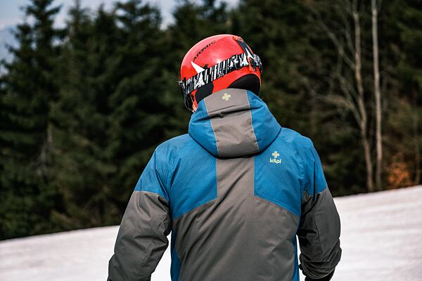 Muž v zimní bundě Kilpi