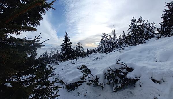 Výhled v zasněžených Krkonoších