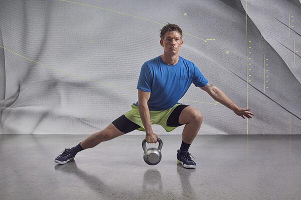 Muž cvičící s kettlebellem