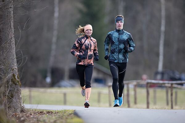 Muž a žena v termoprádle při běhu
