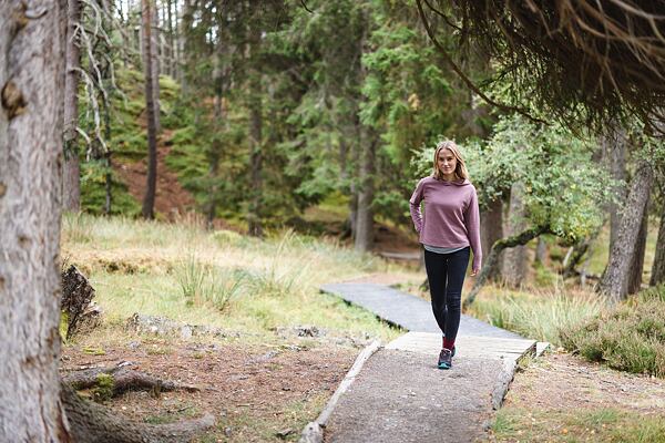 Žena v růžové dámské mikině přes hlavu