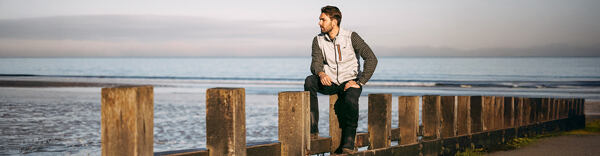 Muž v merino mikině