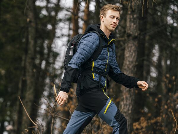 Muž v oblečení značky 4F