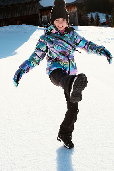 Dívka v zimních obuvi Protest